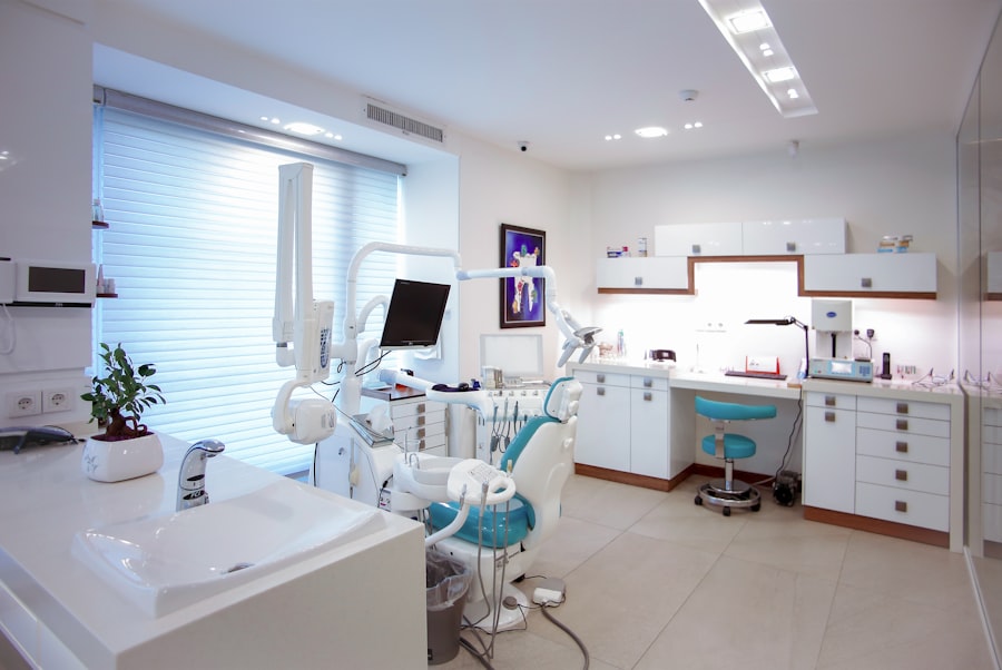 Alinhador transparente segurado próximo de um modelo de dentes